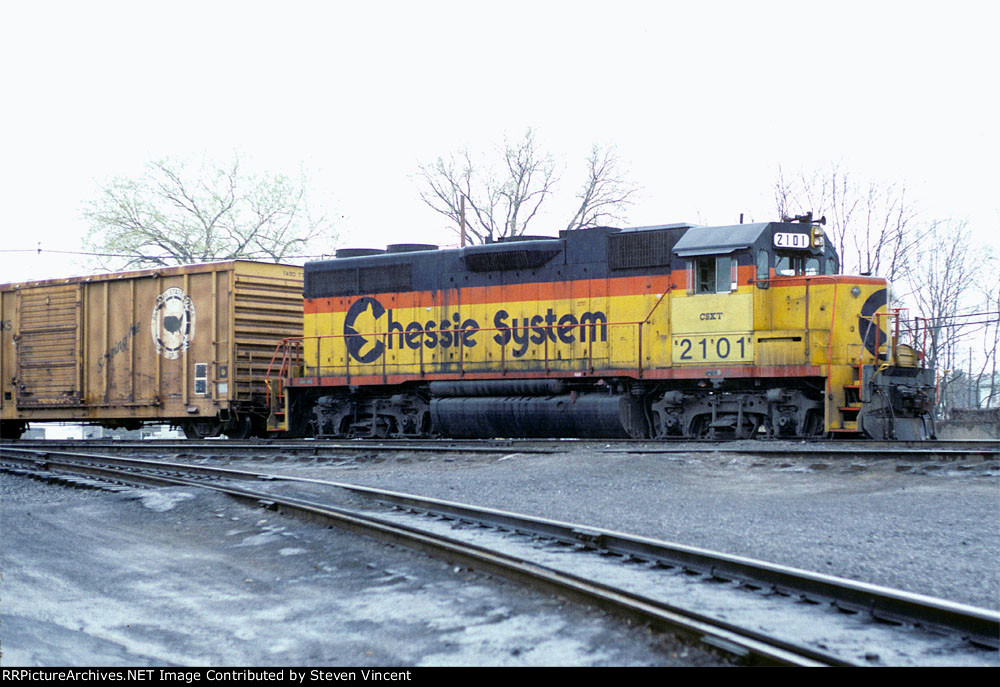 CSXT GP38 #2101 with TASD 77xx boxcar.